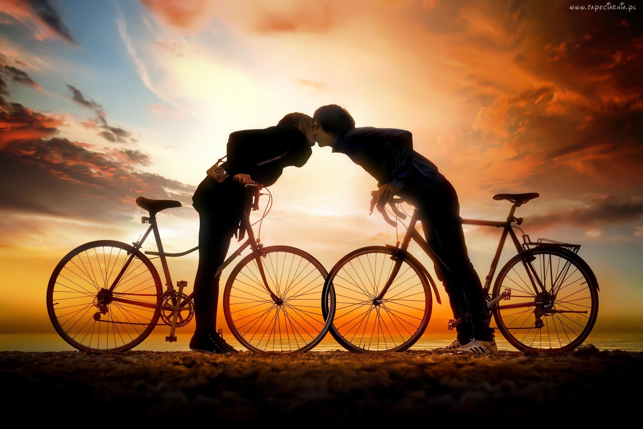 Трио любви. Велосипед для двоих. Вдвоем на велосипеде. Парочка на велосипеде. Любовь на велосипеде.