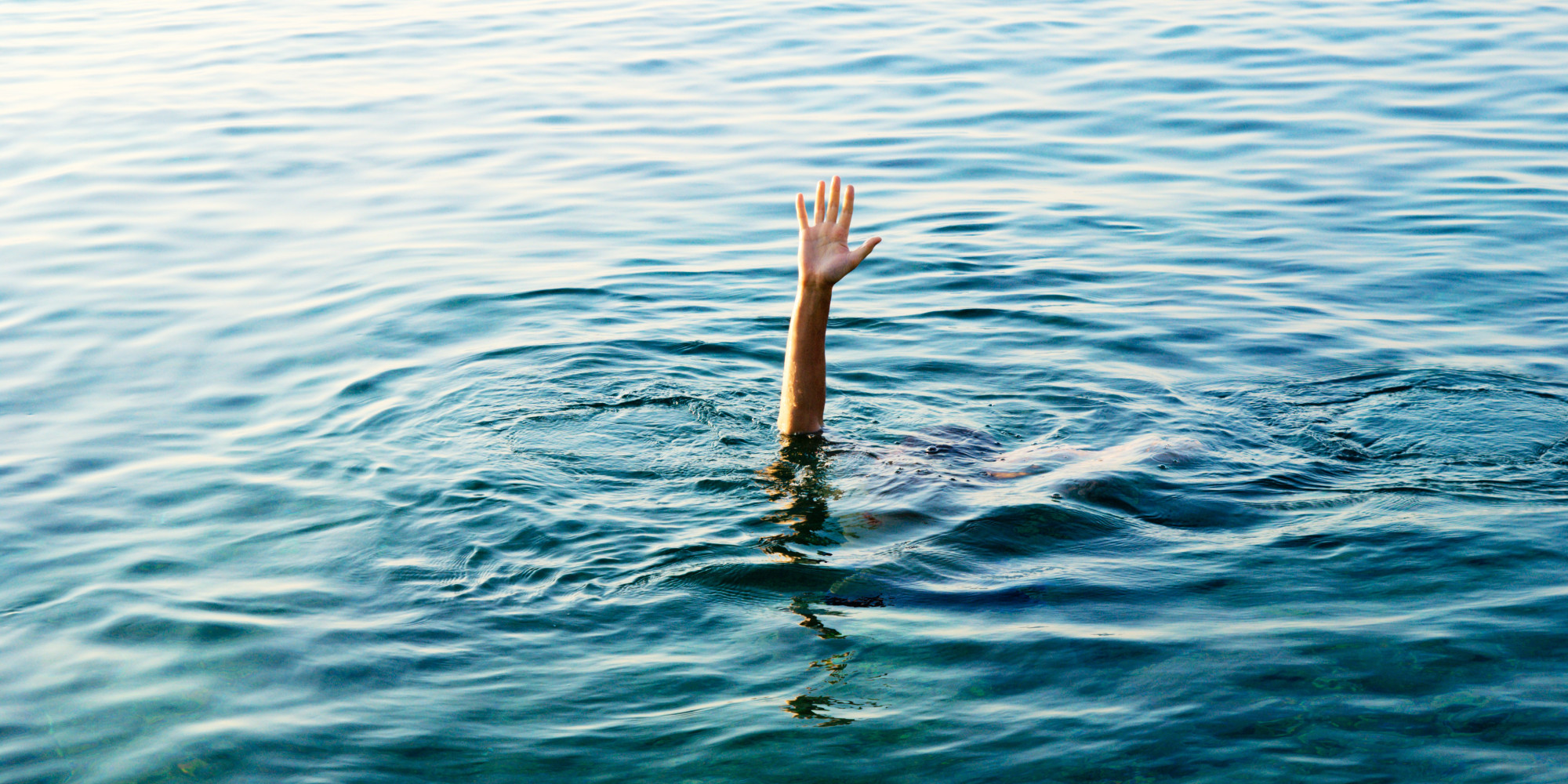 Страх утонуть. Человек тонет в воде. Человек тонет в море. Рука торчит из воды. Тонущая рука.