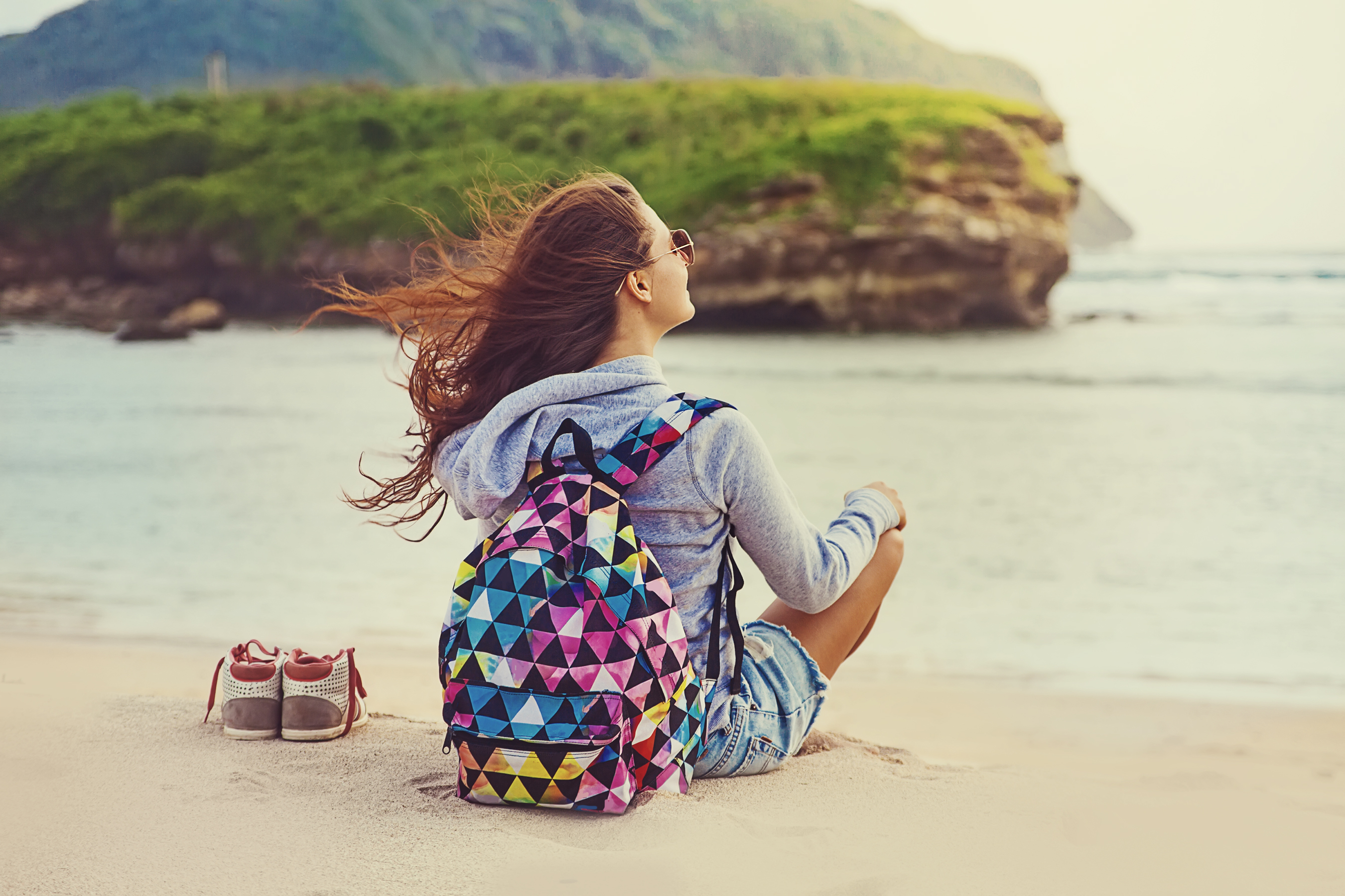 When most people travel. Красивые путешествия. Девушка в путешествии. Девушка с рюкзаком. Девушка с рюкзаком спиной.
