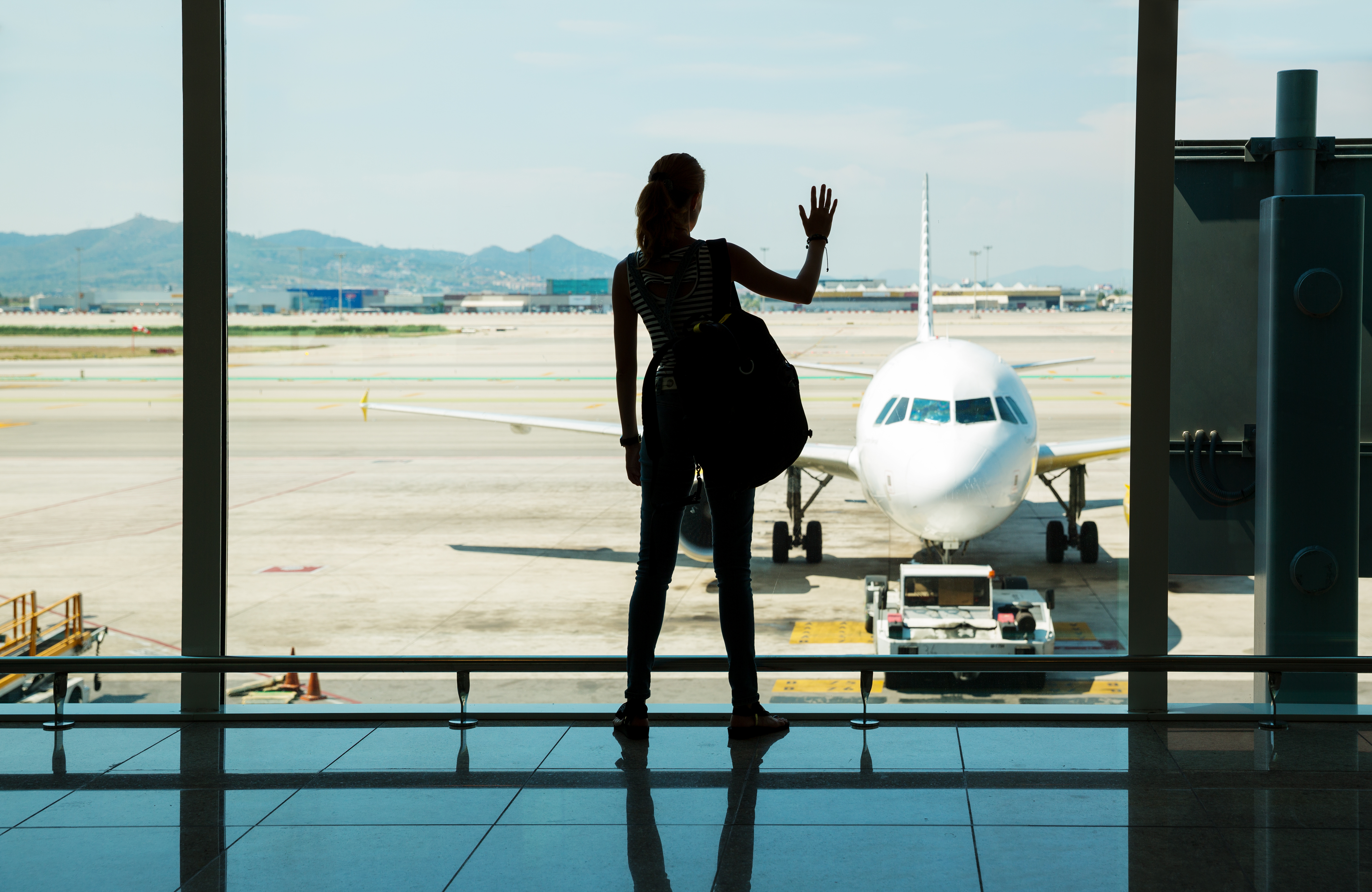 Самолет прощание. Девушка в аэропорту. Красивая девушка в аэропорту. Девушка возле самолета. Фотосессия в аэропорту.