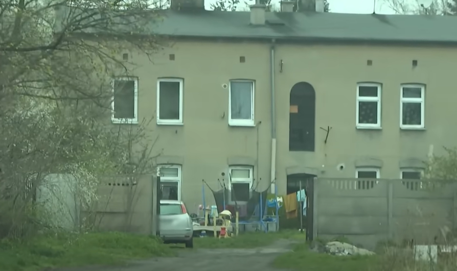 Zdjęcie Ktoś ostrzelał dom 8-letniego Kamilka z Częstochowy! Policja ewakuowała wujostwo chłopca #1
